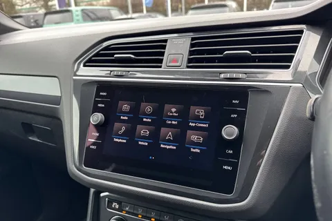 YP68SWJ Volkswagen Tiguan 2.0 TDi 150 R-Line 5dr | Heated Seats | Panoramic Roof Thumbnail #38