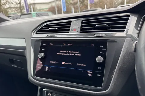 YP68SWJ Volkswagen Tiguan 2.0 TDi 150 R-Line 5dr | Heated Seats | Panoramic Roof Thumbnail #42