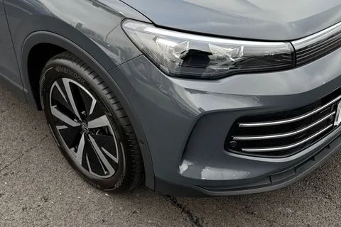 YS25UFA Volkswagen Tiguan 1.5 eTSI 150 Elegance 5dr DSG Thumbnail #9