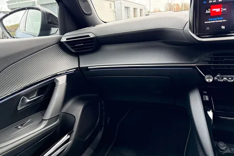 KW25OFE PEUGEOT 2008 1.2 HYBRID GT e-DSC6 Euro 6 (s/s) 5dr Thumbnail #19