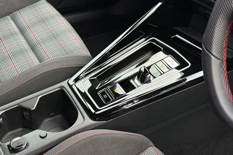 YP75AOT Volkswagen Golf 2.0 TSI 265 GTI 5dr DSG Thumbnail #22