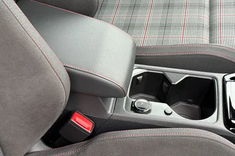 YP75AOT Volkswagen Golf 2.0 TSI 265 GTI 5dr DSG Thumbnail #33