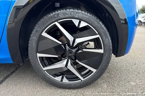 KP25LOA PEUGEOT 208 1.2 PureTech GT Euro 6 (s/s) 5dr Thumbnail #11