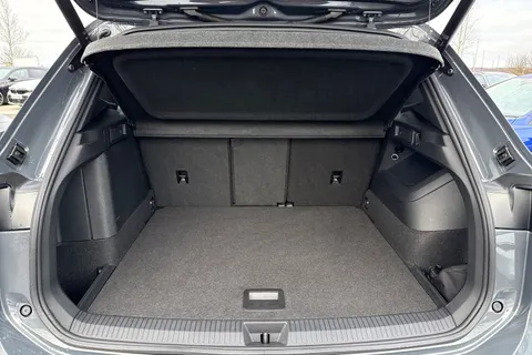 YN75WKJ Volkswagen Tiguan 1.5 TSI eHybrid R-Line 5dr DSG, PAN ROOF, ELECTRIC TAILGATE Thumbnail #6