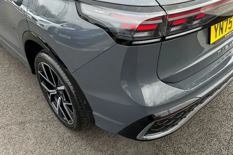 YN75WKJ Volkswagen Tiguan 1.5 TSI eHybrid R-Line 5dr DSG, PAN ROOF, ELECTRIC TAILGATE Thumbnail #7