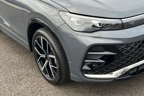 YN75WKJ Volkswagen Tiguan 1.5 TSI eHybrid R-Line 5dr DSG, PAN ROOF, ELECTRIC TAILGATE Thumbnail #8