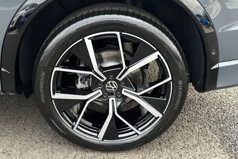 YN75WKJ Volkswagen Tiguan 1.5 TSI eHybrid R-Line 5dr DSG, PAN ROOF, ELECTRIC TAILGATE Thumbnail #9