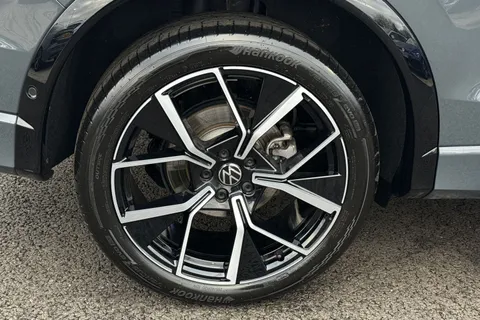 YN75WKJ Volkswagen Tiguan 1.5 TSI eHybrid R-Line 5dr DSG, PAN ROOF, ELECTRIC TAILGATE Thumbnail #11