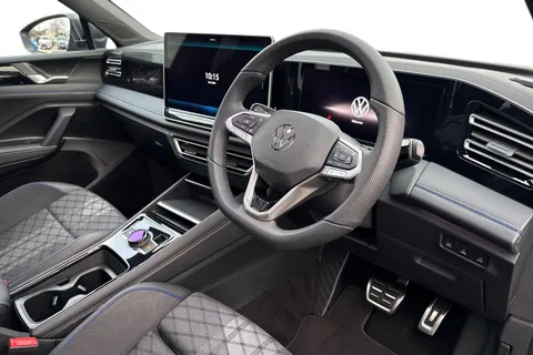 YN75WKJ Volkswagen Tiguan 1.5 TSI eHybrid R-Line 5dr DSG, PAN ROOF, ELECTRIC TAILGATE Thumbnail #13