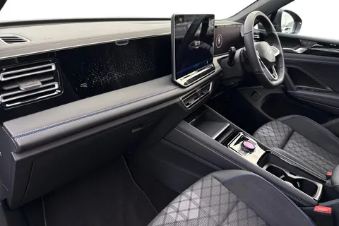 YN75WKJ Volkswagen Tiguan 1.5 TSI eHybrid R-Line 5dr DSG, PAN ROOF, ELECTRIC TAILGATE Thumbnail #14