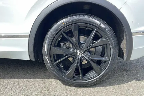 BJ70XYN Volkswagen Tiguan 2.0 TDI 4Motion R-Line 5dr DSG Thumbnail #24
