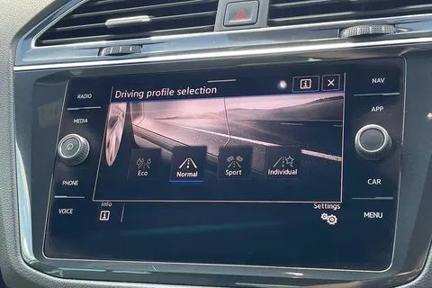 BJ70XYN Volkswagen Tiguan 2.0 TDI 4Motion R-Line 5dr DSG Thumbnail #38