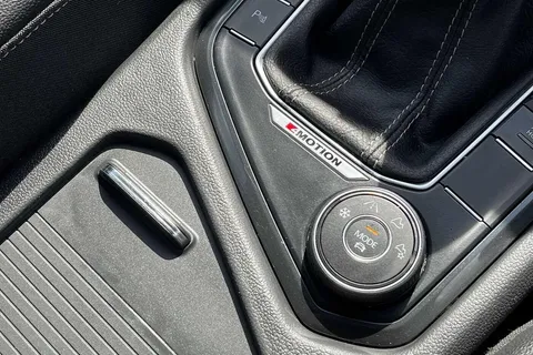 BJ70XYN Volkswagen Tiguan 2.0 TDI 4Motion R-Line 5dr DSG Thumbnail #43