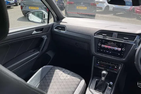 BJ70XYN Volkswagen Tiguan 2.0 TDI 4Motion R-Line 5dr DSG Thumbnail #50