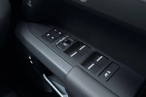 FG24NGU Land Rover Defender 3.0 D300 X-Dynamic HSE 110 5dr Auto [7 Seat] Thumbnail #25
