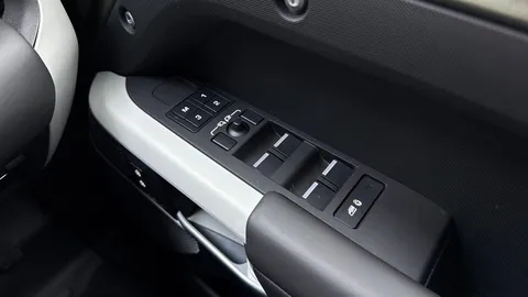 KR24BXS Land Rover Defender 3.0 D300 X-Dynamic HSE 110 5dr Auto [7 Seat] Thumbnail #25