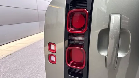 KR24BXS Land Rover Defender 3.0 D300 X-Dynamic HSE 110 5dr Auto [7 Seat] Thumbnail #26