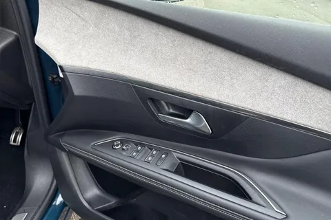 AD72UDZ PEUGEOT 3008 1.6 Hybrid4 300 GT Premium 5dr e-EAT8 Thumbnail #18