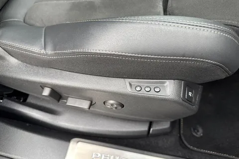 AD72UDZ PEUGEOT 3008 1.6 Hybrid4 300 GT Premium 5dr e-EAT8 Thumbnail #39