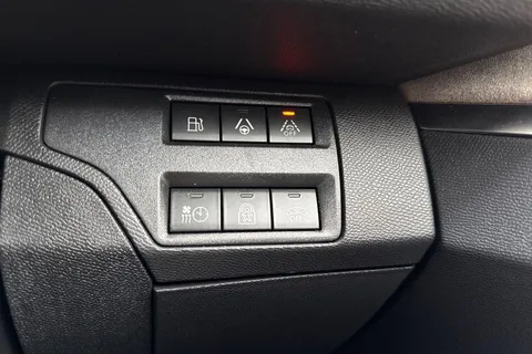 AD72UDZ PEUGEOT 3008 1.6 Hybrid4 300 GT Premium 5dr e-EAT8 Thumbnail #44