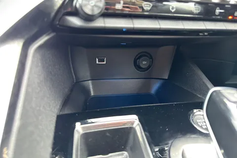 AD72UDZ PEUGEOT 3008 1.6 Hybrid4 300 GT Premium 5dr e-EAT8 Thumbnail #59