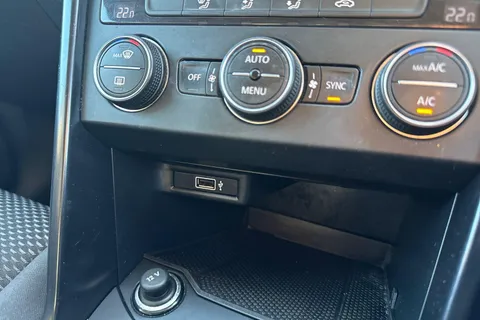 RK19VHW Volkswagen T-Roc 1.6 TDI S Euro 6 (s/s) 5dr Thumbnail #29