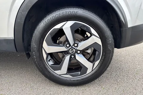 DY71USJ Nissan Qashqai 1.3 DIG-T MHEV N-Connecta Euro 6 (s/s) 5dr Thumbnail #12