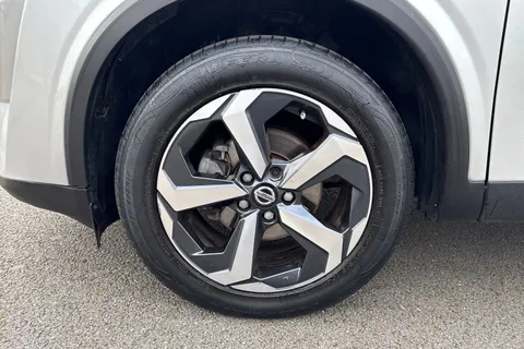 DY71USJ Nissan Qashqai 1.3 DIG-T MHEV N-Connecta Euro 6 (s/s) 5dr Thumbnail #13