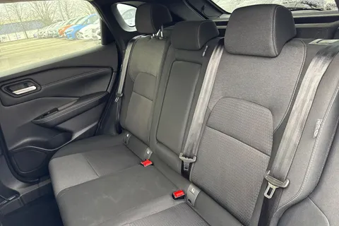 DY71USJ Nissan Qashqai 1.3 DIG-T MHEV N-Connecta Euro 6 (s/s) 5dr Thumbnail #19