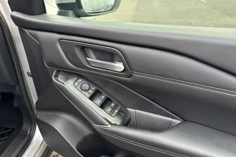 DY71USJ Nissan Qashqai 1.3 DIG-T MHEV N-Connecta Euro 6 (s/s) 5dr Thumbnail #21