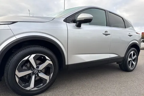 DY71USJ Nissan Qashqai 1.3 DIG-T MHEV N-Connecta Euro 6 (s/s) 5dr Thumbnail #28