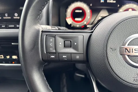 DY71USJ Nissan Qashqai 1.3 DIG-T MHEV N-Connecta Euro 6 (s/s) 5dr Thumbnail #39