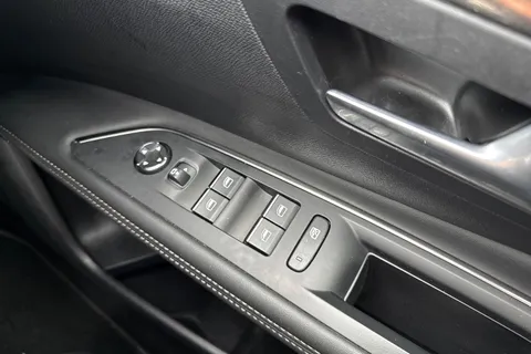 AD72UDZ PEUGEOT 3008 1.6 13.2kWh GT SUV 5dr Petrol Plug-in Hybrid e-EAT 4WD Euro 6 (s/s) (300 ps) Thumbnail #46