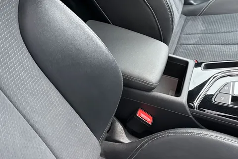 LO71YBE Audi A4 2.0 TFSI 35 Black Edition S Tronic Euro 6 (s/s) 4dr Thumbnail #38