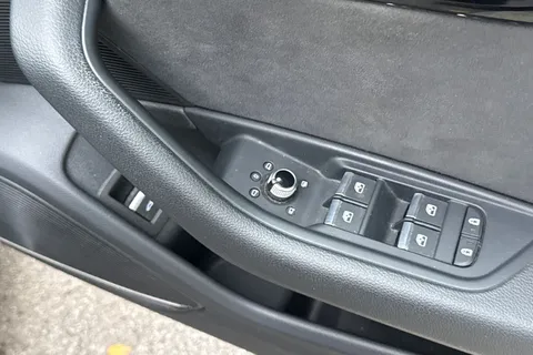 LO71YBE Audi A4 2.0 TFSI 35 Black Edition S Tronic Euro 6 (s/s) 4dr Thumbnail #40