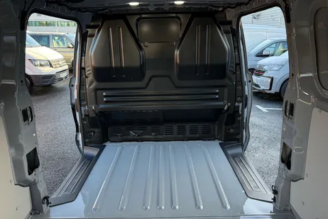 BT75AVO Volkswagen Transporter 2.0 TDI 150PS Commerce Pro Van Auto-Tailgate Thumbnail #42
