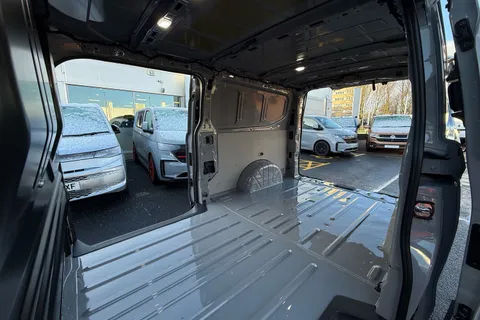 BL75WLG Volkswagen Transporter 2.0 TDI 150PS Commerce Pro Van Auto-Tailgate Thumbnail #43