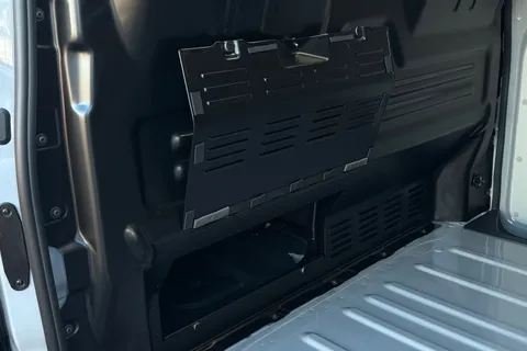 BL75WLG Volkswagen Transporter 2.0 TDI 150PS Commerce Pro Van Auto-Tailgate Thumbnail #45