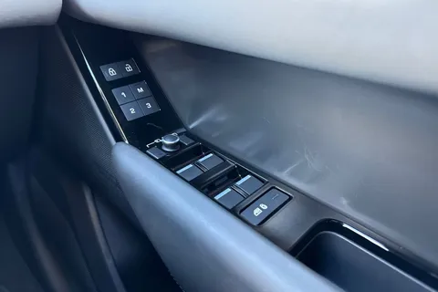 VX23TZB Land Rover R-Rover Velar Dyn Hse D M 3.0 D300 MHEV Dynamic HSE SUV 5dr Diesel Auto 4WD Euro 6 (s/s) (300 ps) Thumbnail #21