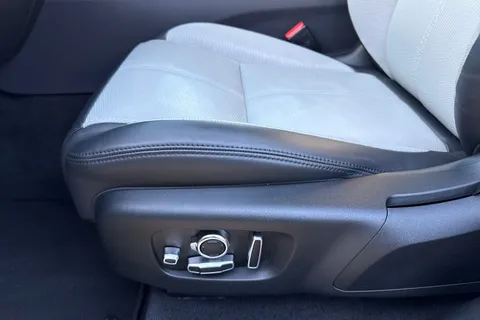 VX23TZB Land Rover R-Rover Velar Dyn Hse D M 3.0 D300 MHEV Dynamic HSE SUV 5dr Diesel Auto 4WD Euro 6 (s/s) (300 ps) Thumbnail #38