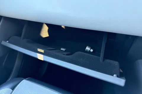 VX23TZB Land Rover R-Rover Velar Dyn Hse D M 3.0 D300 MHEV Dynamic HSE SUV 5dr Diesel Auto 4WD Euro 6 (s/s) (300 ps) Thumbnail #44