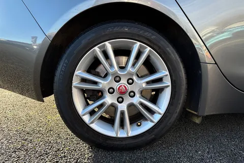 WN67XZF Jaguar XE 2.0i Prestige Auto Euro 6 (s/s) 4dr Thumbnail #10