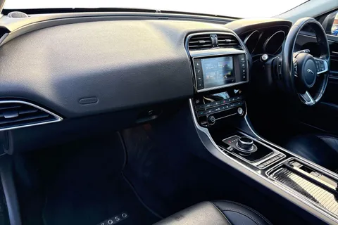 WN67XZF Jaguar XE 2.0i Prestige Auto Euro 6 (s/s) 4dr Thumbnail #14