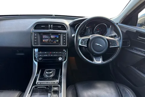 WN67XZF Jaguar XE 2.0i Prestige Auto Euro 6 (s/s) 4dr Thumbnail #17