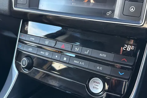 WN67XZF Jaguar XE 2.0i Prestige Auto Euro 6 (s/s) 4dr Thumbnail #21