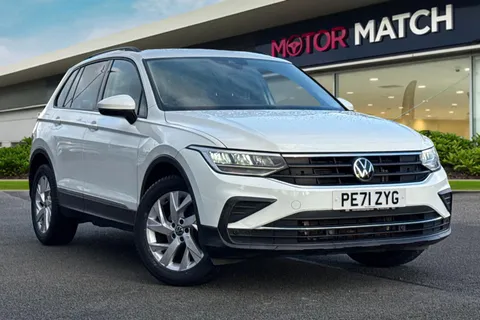 PE71ZYG Volkswagen Tiguan 2.0 TDI Life Euro 6 (s/s) 5dr Thumbnail #2