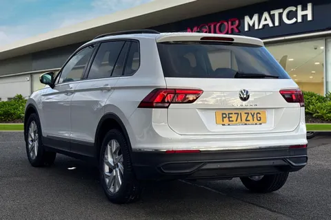 PE71ZYG Volkswagen Tiguan 2.0 TDI Life Euro 6 (s/s) 5dr Thumbnail #3