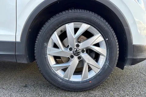 PE71ZYG Volkswagen Tiguan 2.0 TDI Life Euro 6 (s/s) 5dr Thumbnail #10