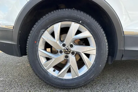 PE71ZYG Volkswagen Tiguan 2.0 TDI Life Euro 6 (s/s) 5dr Thumbnail #11