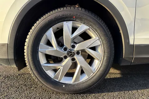 PE71ZYG Volkswagen Tiguan 2.0 TDI Life Euro 6 (s/s) 5dr Thumbnail #12